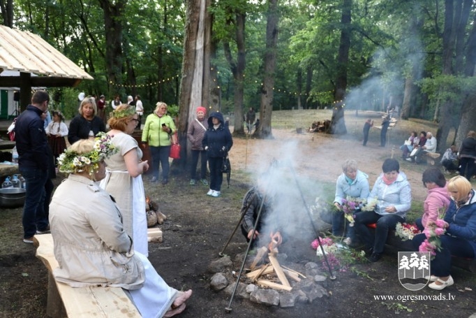 Vasaras saulgrieži Plāteres pilskalnā
