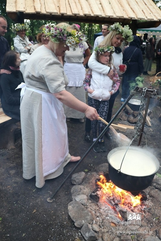 Vasaras saulgrieži Plāteres pilskalnā