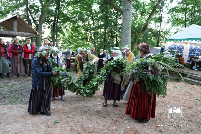 Vasaras saulgrieži Plāteres pilskalnā