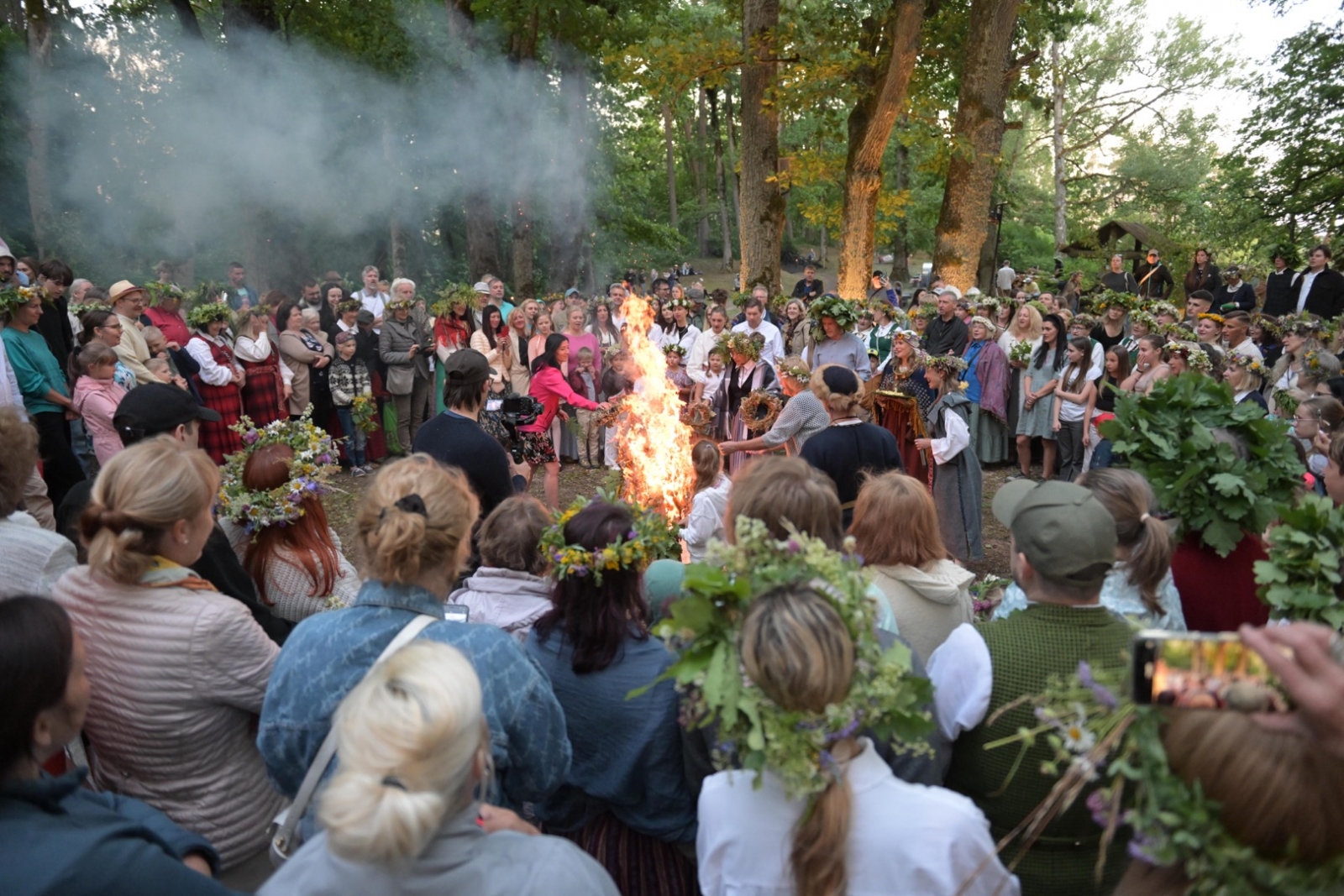 Ugunskura iedegšana Plāteres pilskalnā 20.06.2024.