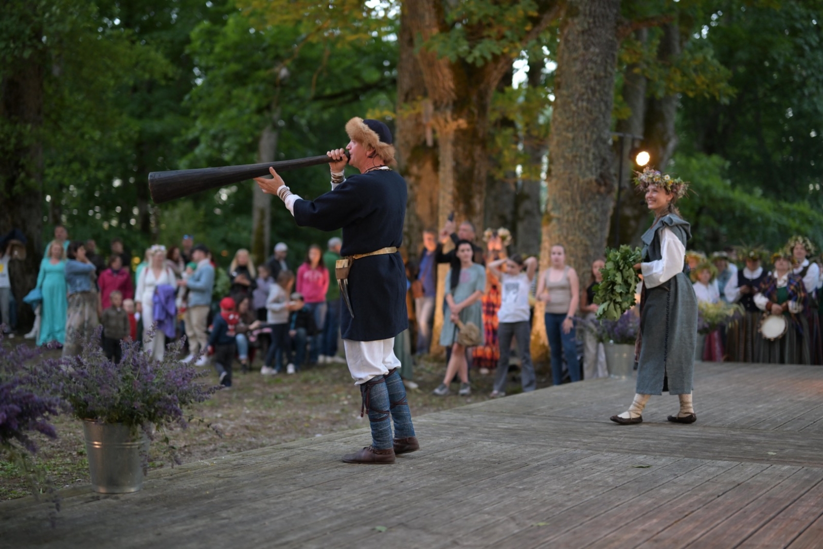 Vīrietis pūs tubu Plāteres pilskalnā 20.06.2024.