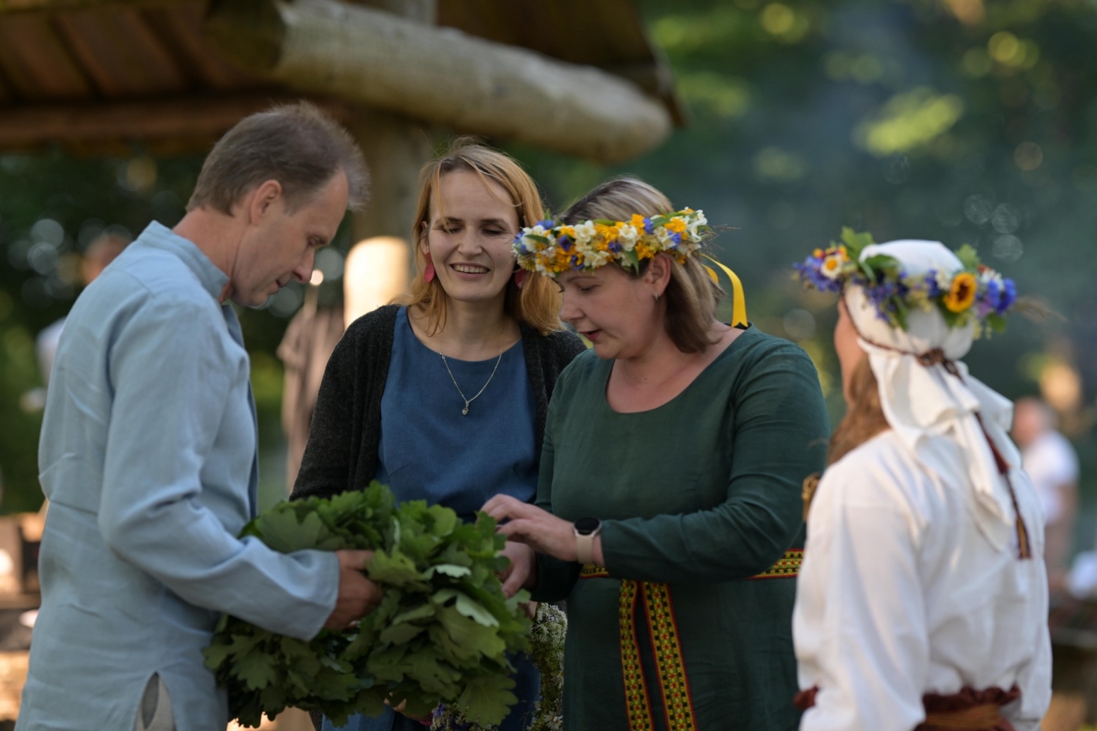 Cilvēki pin vainagus Plāteres pilskalnā 20.06.2024.