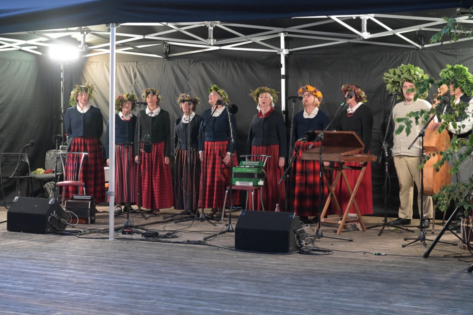 Dzied folkloras kopa Plāteres pilskalnā 20.06.2024.