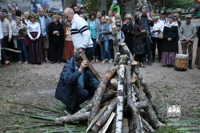 Saulgrieži Plāteres pilskalnā