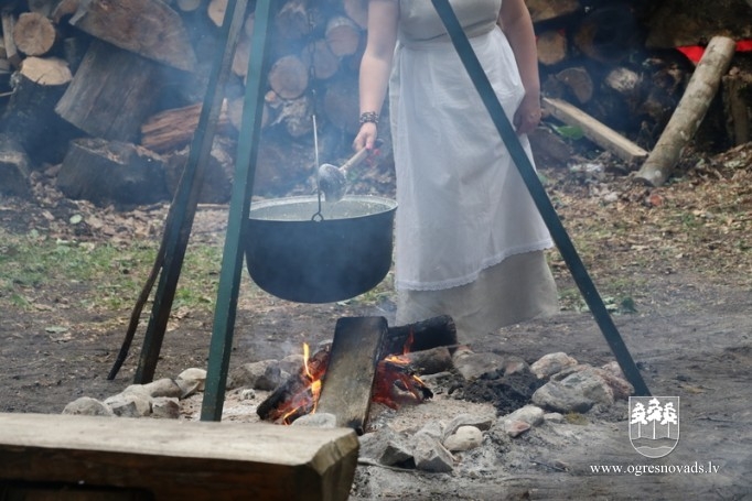 Saulgrieži Plāteres pilskalnā