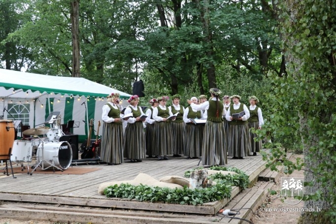 Saulgrieži Plāteres pilskalnā