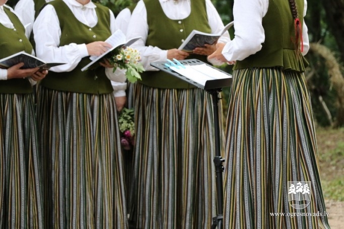 Saulgrieži Plāteres pilskalnā