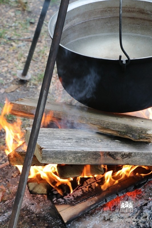 Saulgrieži Plāteres pilskalnā