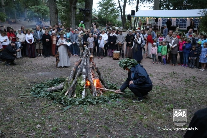 Saulgrieži Plāteres pilskalnā
