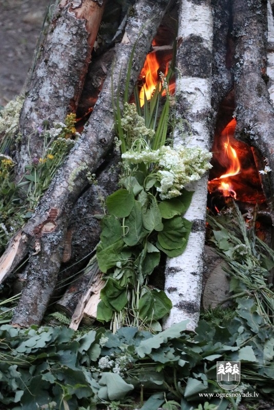Saulgrieži Plāteres pilskalnā