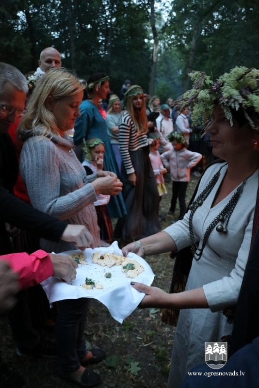 Saulgrieži Plāteres pilskalnā