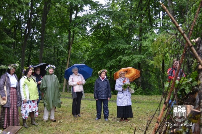 Ielīgošanas pasākums Plāteres pilskalnā