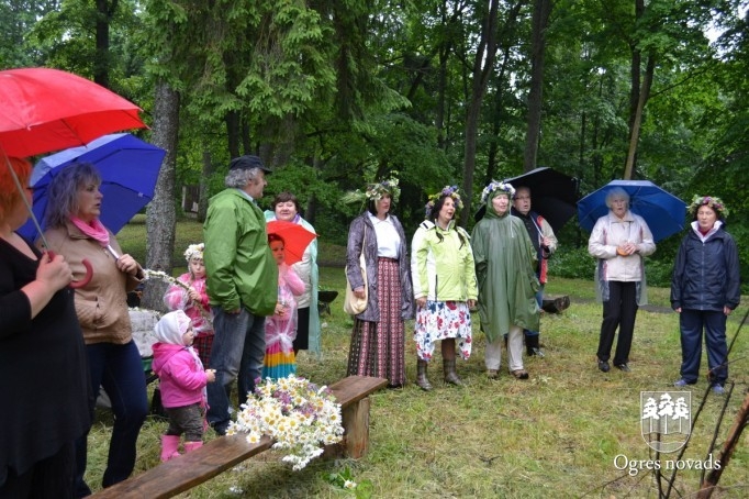 Ielīgošanas pasākums Plāteres pilskalnā