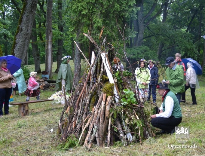 Ielīgošanas pasākums Plāteres pilskalnā