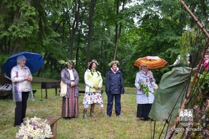 Ielīgošanas pasākums Plāteres pilskalnā