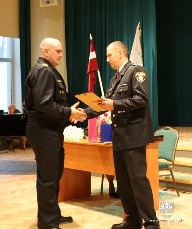 Profesionālajos svētkos godina Ogres novada pašvaldības policijas darbiniekus