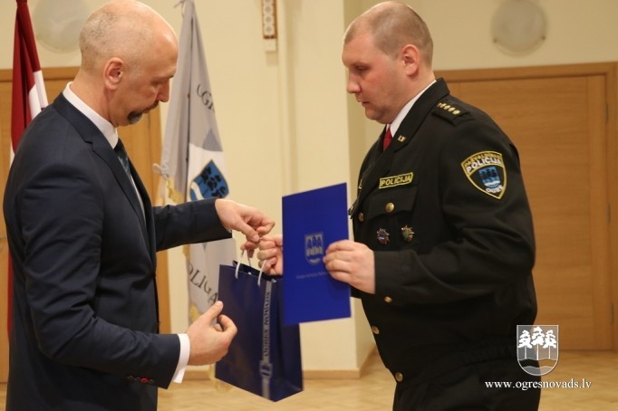 Tiek sveikti pašvaldības policijas darbinieki