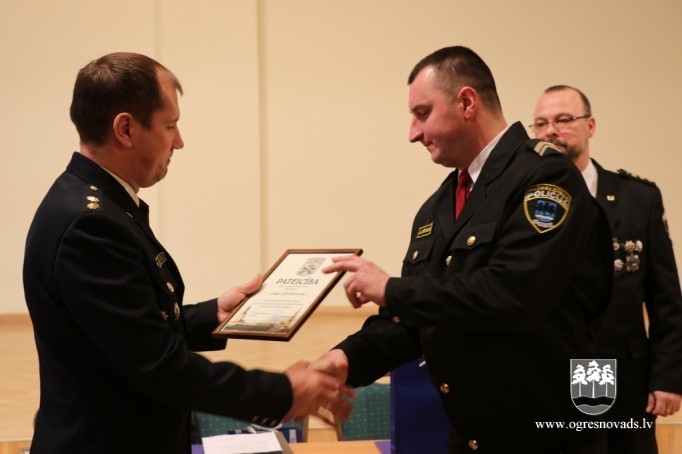 Tiek sveikti pašvaldības policijas darbinieki