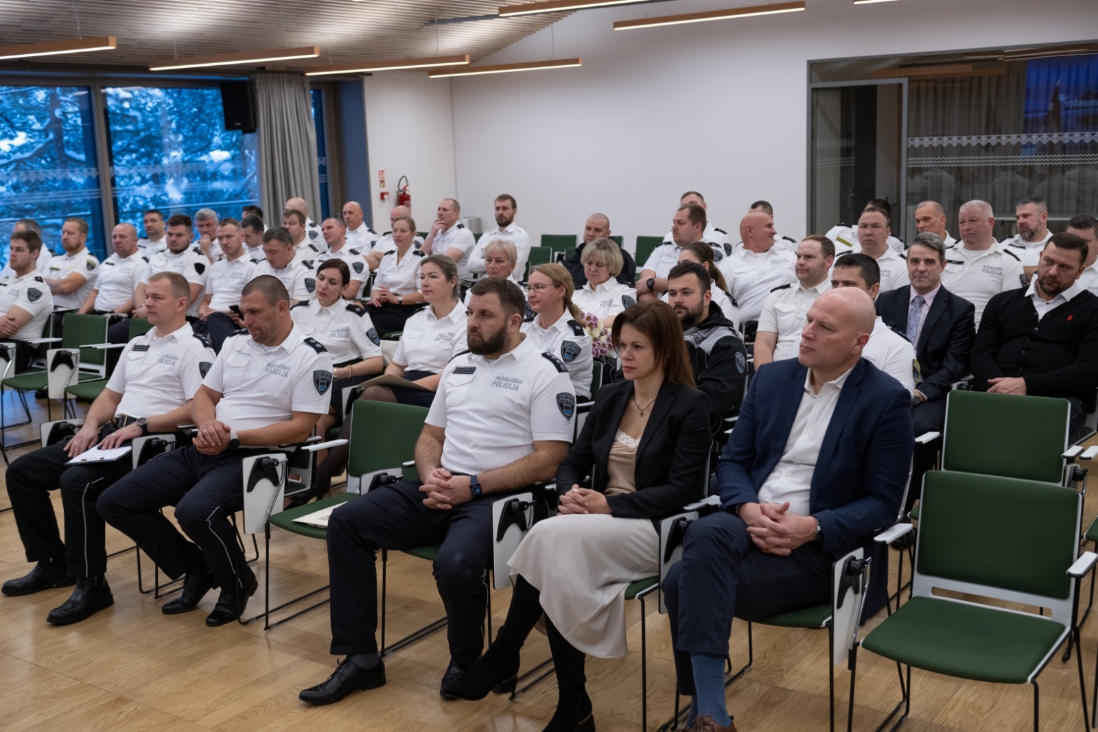 Pasākuma dalībnieki sēž bibliotēkas konferenču zālē