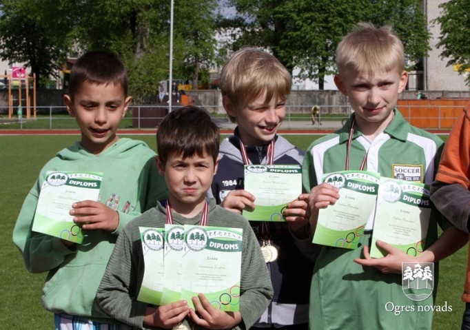 Vieglatlētiem 23 medaļas sacensībās "Pretī vasarai"