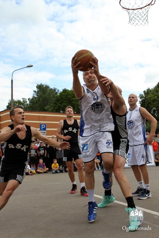 Basketbola spēle "Prezidents pret prezidentu" Ogres pilsētas svētkos