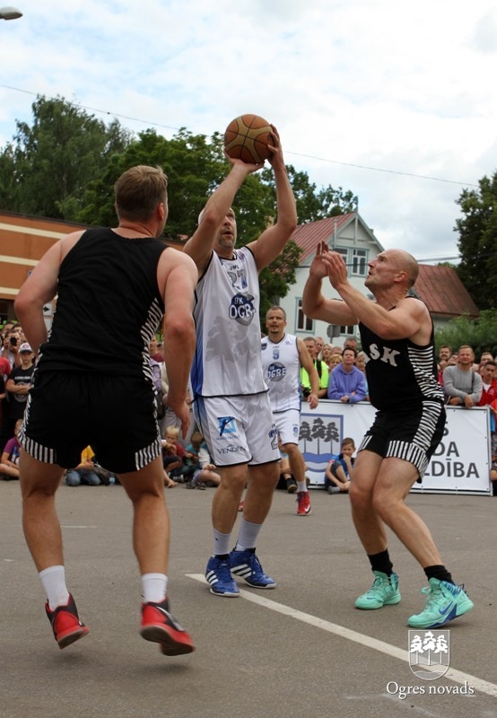 Basketbola spēle "Prezidents pret prezidentu" Ogres pilsētas svētkos