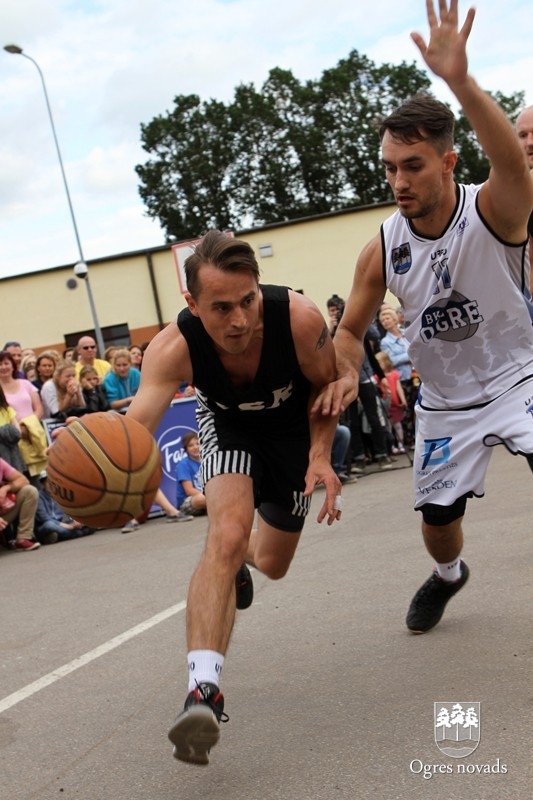 Basketbola spēle "Prezidents pret prezidentu" Ogres pilsētas svētkos