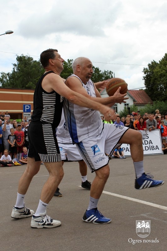 Basketbola spēle "Prezidents pret prezidentu" Ogres pilsētas svētkos