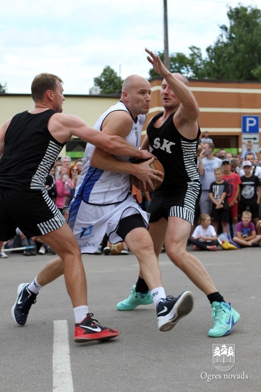 Basketbola spēle "Prezidents pret prezidentu" Ogres pilsētas svētkos