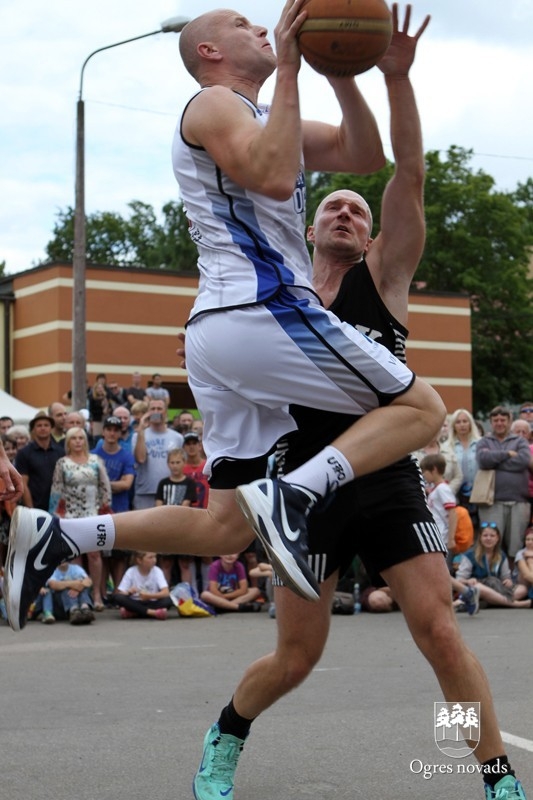 Basketbola spēle "Prezidents pret prezidentu" Ogres pilsētas svētkos