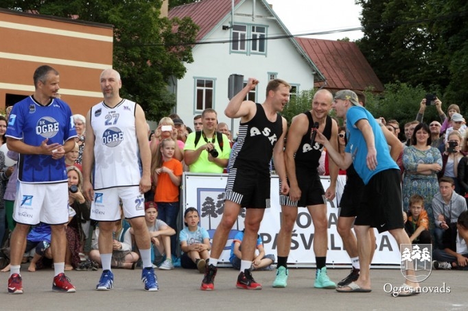 Basketbola spēle "Prezidents pret prezidentu" Ogres pilsētas svētkos
