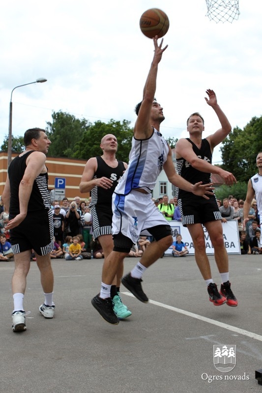 Basketbola spēle "Prezidents pret prezidentu" Ogres pilsētas svētkos