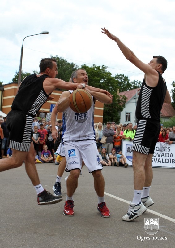 Basketbola spēle "Prezidents pret prezidentu" Ogres pilsētas svētkos