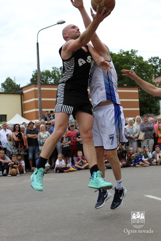 Basketbola spēle "Prezidents pret prezidentu" Ogres pilsētas svētkos