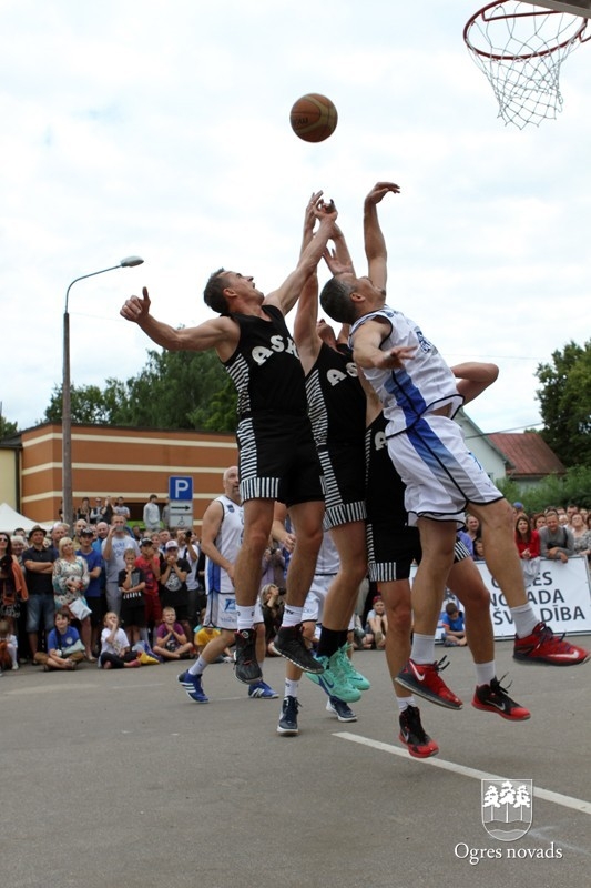 Basketbola spēle "Prezidents pret prezidentu" Ogres pilsētas svētkos