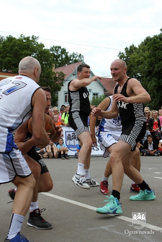 Basketbola spēle "Prezidents pret prezidentu" Ogres pilsētas svētkos
