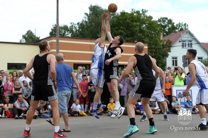 Basketbola spēle "Prezidents pret prezidentu" Ogres pilsētas svētkos