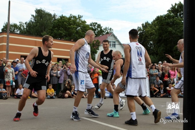 Basketbola spēle "Prezidents pret prezidentu" Ogres pilsētas svētkos