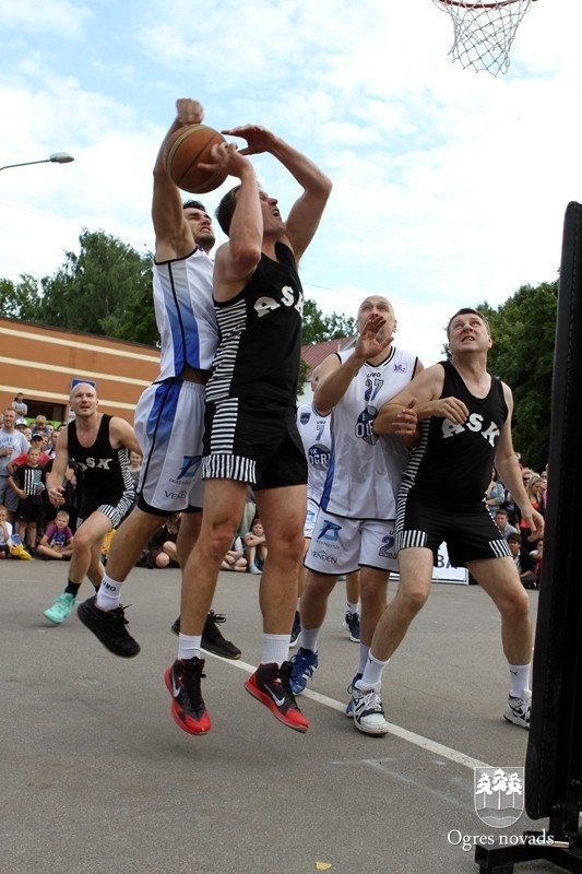 Basketbola spēle "Prezidents pret prezidentu" Ogres pilsētas svētkos