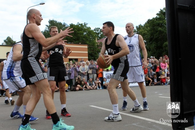 Basketbola spēle "Prezidents pret prezidentu" Ogres pilsētas svētkos