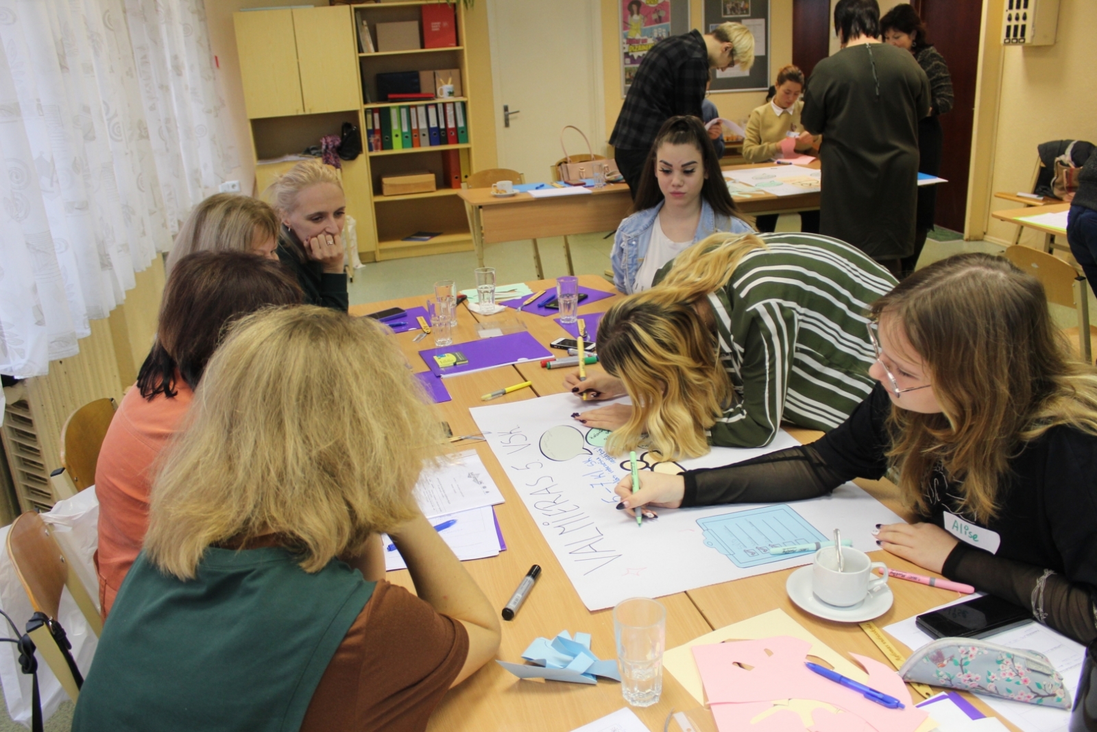 Valmieras 5. vidusskolas skolēni un skolotāji projekta Satikt tikšanās ietvaros veido prezentāciju 10.11.2023.