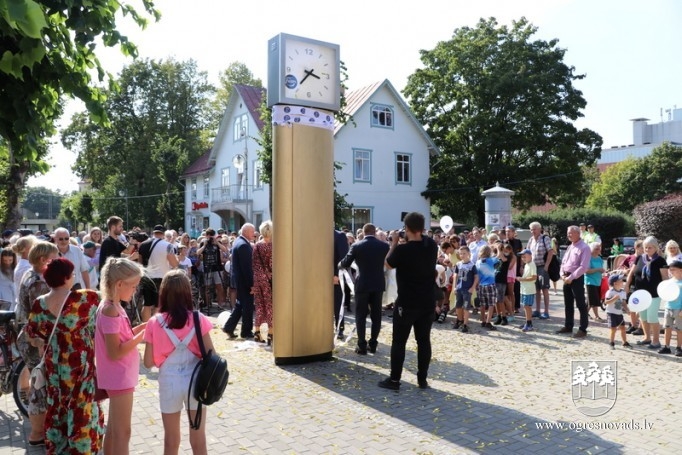 Atklāj jauno Fazer pulksteni pilsētas centrā