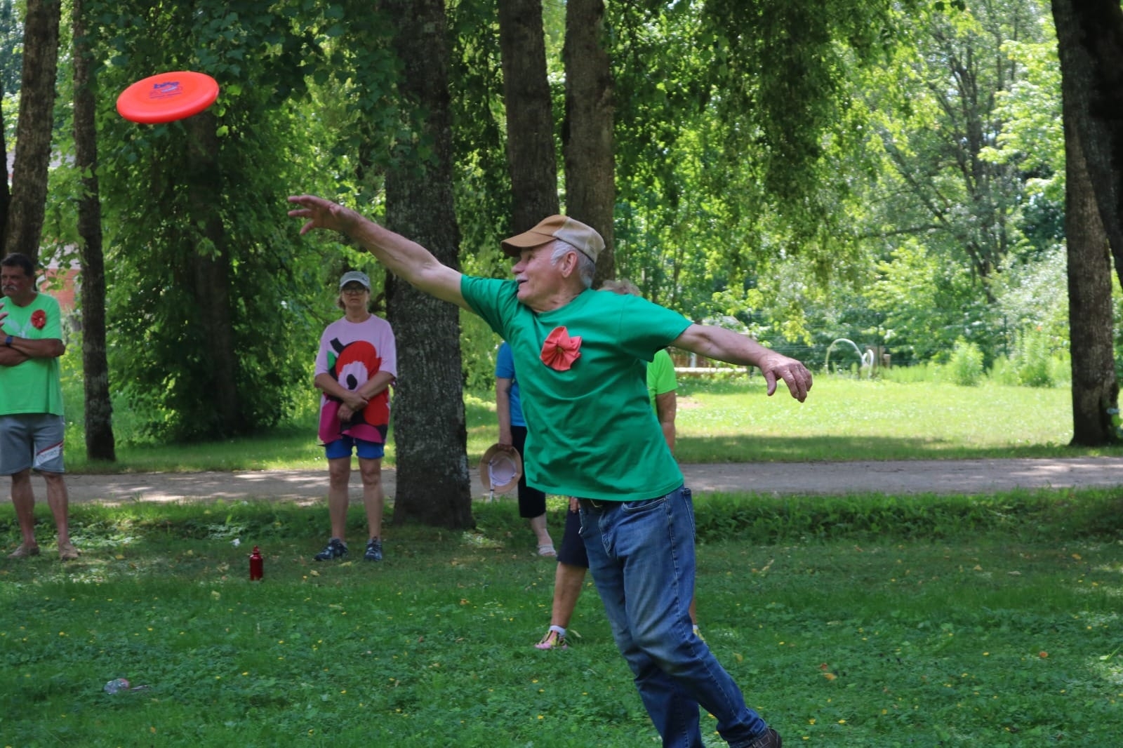 Seniors met sarkanu lidojošo šķīvīti