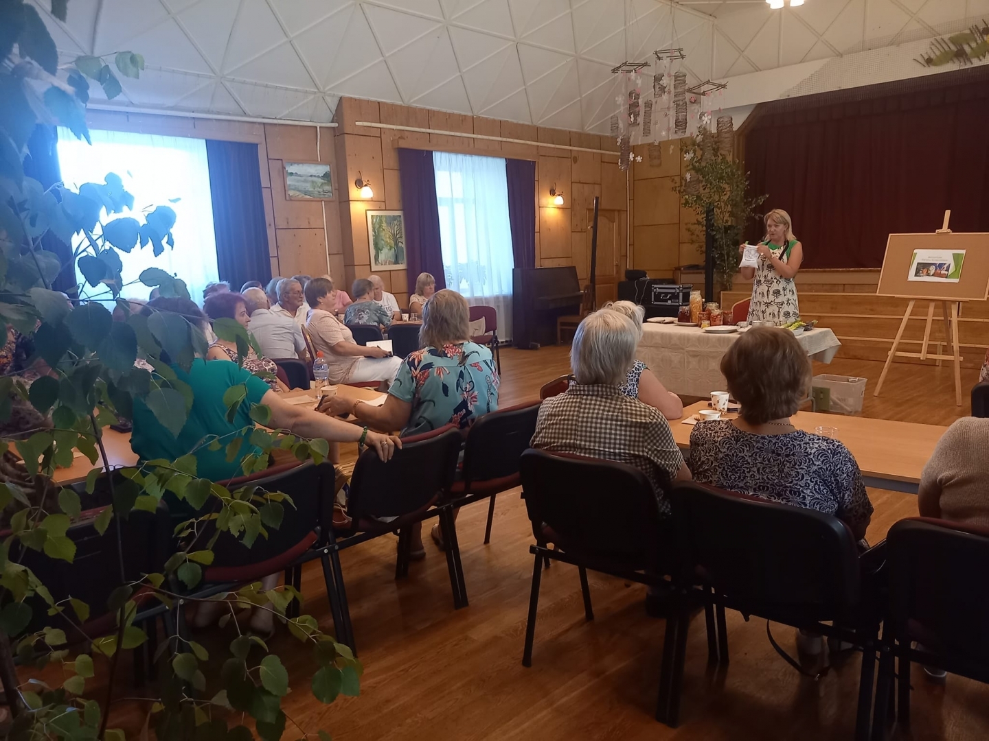 Seniori klausās Ilzes Ziemeles lekciju par dārzeņu fermentēšanu