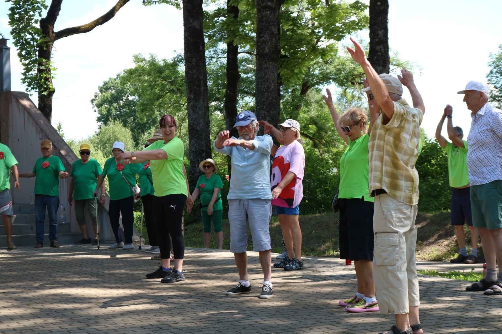 Seniori vingro Ķeipenes estrādē