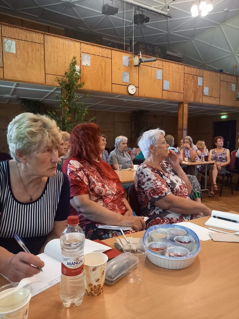 Pasākuma dalībnieces klausās lekciju par dārzeņu fermentēšanu