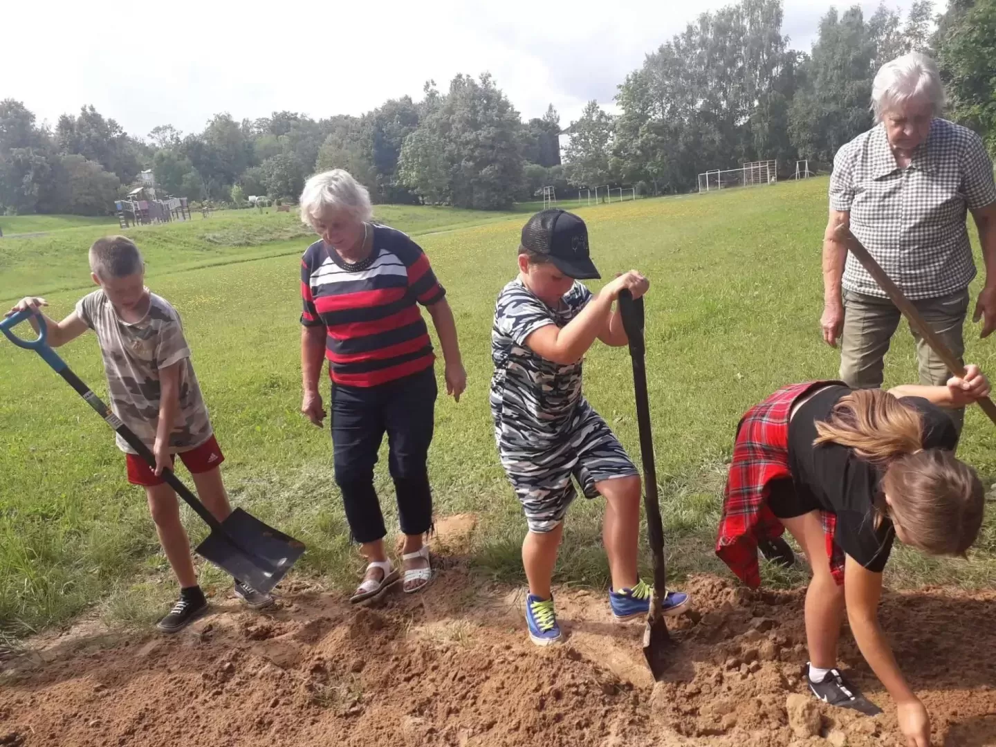3 seniori un 2 bērni ar lāpstām ro 08.2024.