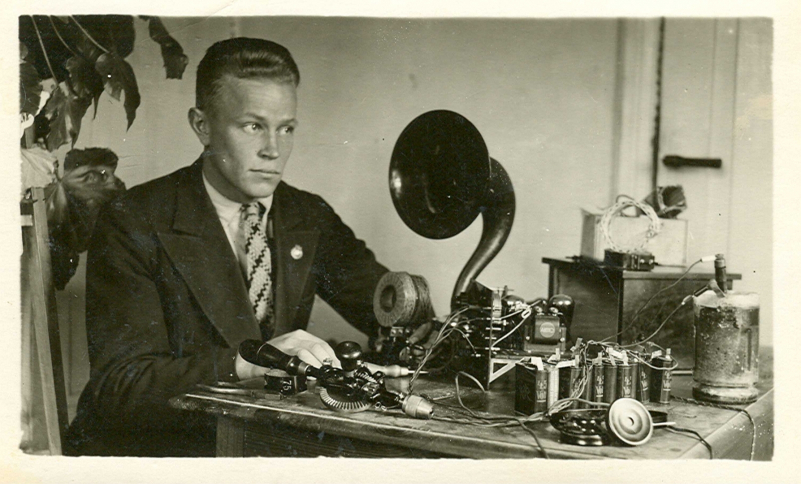 Radio klausīšanās Ogrē. Nikolajs Piene ar pašgatavotu uztvērēju. 1928. g.