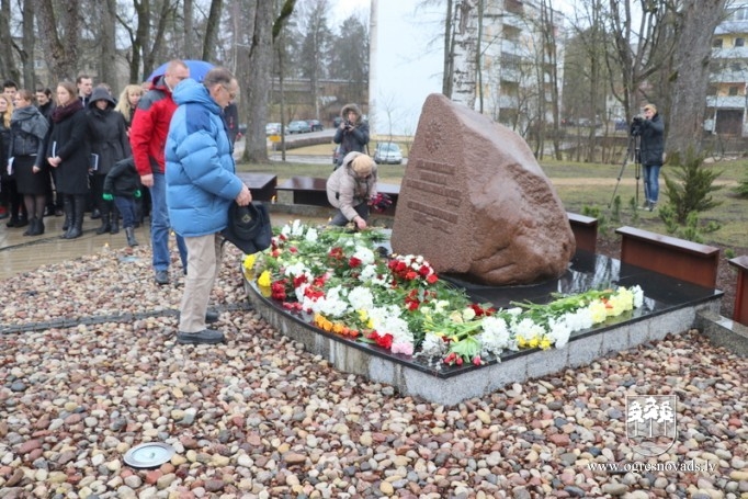 Ogrē piemin Komunistiskā genocīda upurus