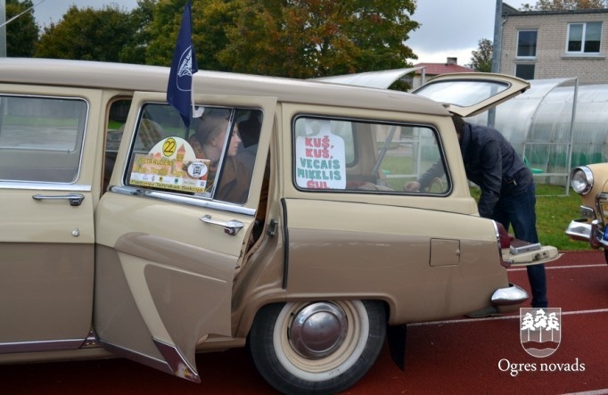Retro auto Ogrē